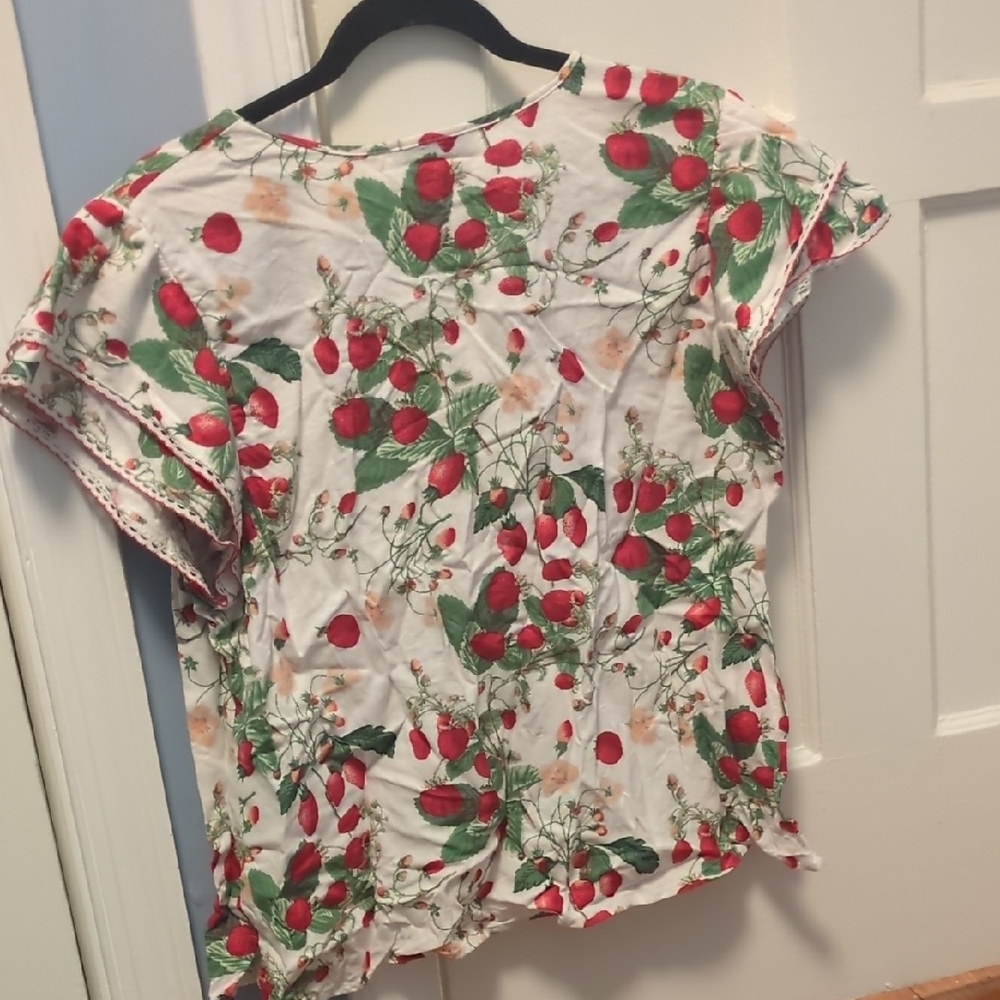 C&C California White Strawberry Print Short Sleeve Blouse - Picture 7 of 7